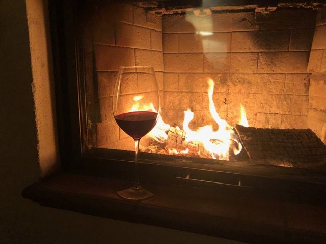 09-01-Kamin m. Weinglas 09-01-Kamin m. Weinglas